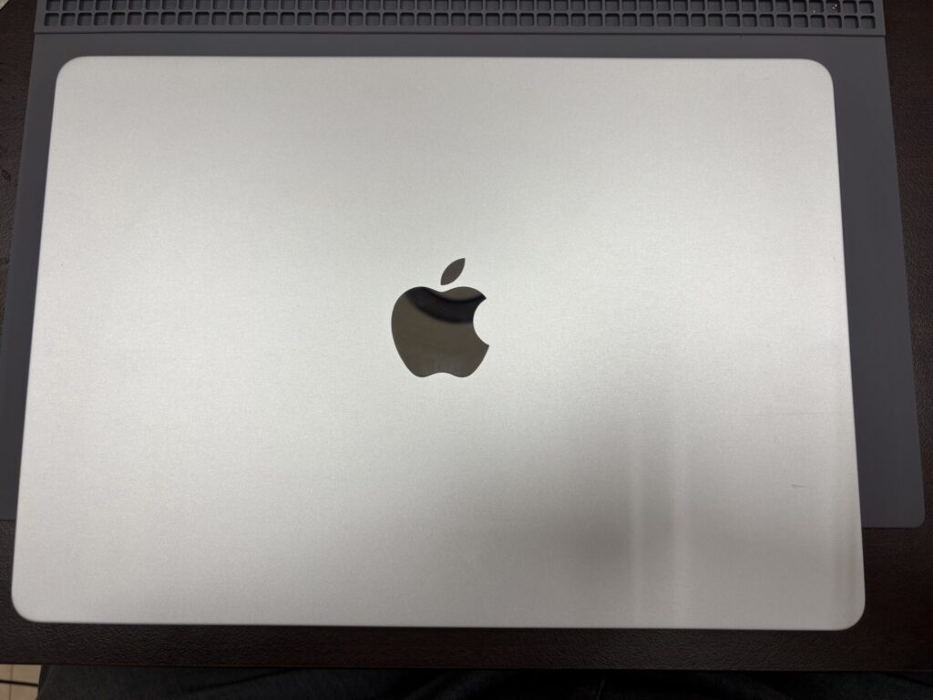 現在の画像に代替テキストがありません。ファイル名: Macbook-1.jpg