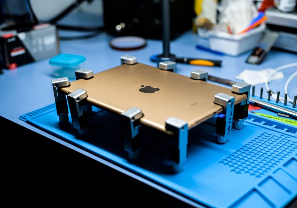 現在の画像に代替テキストがありません。ファイル名: a-close-up-view-of-a-tablet-undergoing-repair-in-a-tech-workshop-with-specialized-tools.-11715244-scaled.jpg