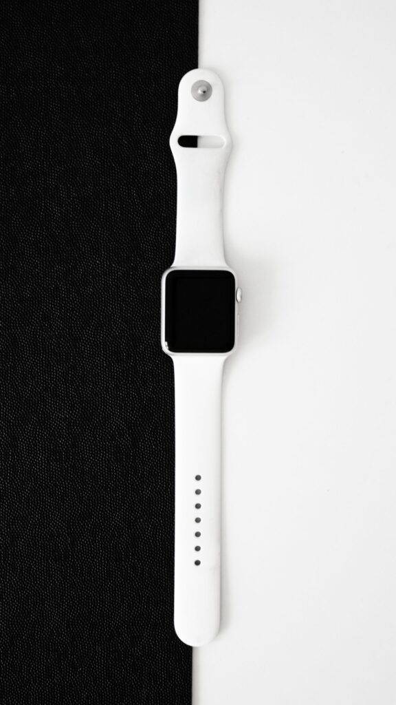 現在の画像: A stylish white smartwatch displayed on a clean black and white background.