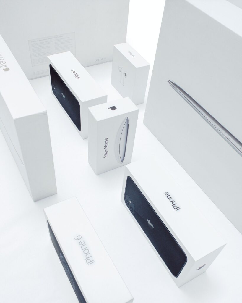 現在の画像: Aerial view of various Apple product boxes showcasing sleek design and branding.