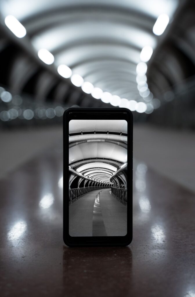 現在の画像: Black and white smartphone photo capturing a modern tunnel with bokeh effect.