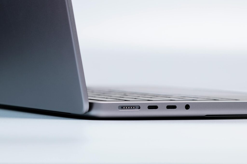 現在の画像: Close-up of a modern laptop's side showing ports and sleek design.