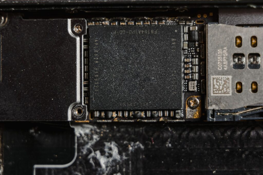 現在の画像: Detailed close-up of electronic circuit board components showcasing intricate design and functionality.