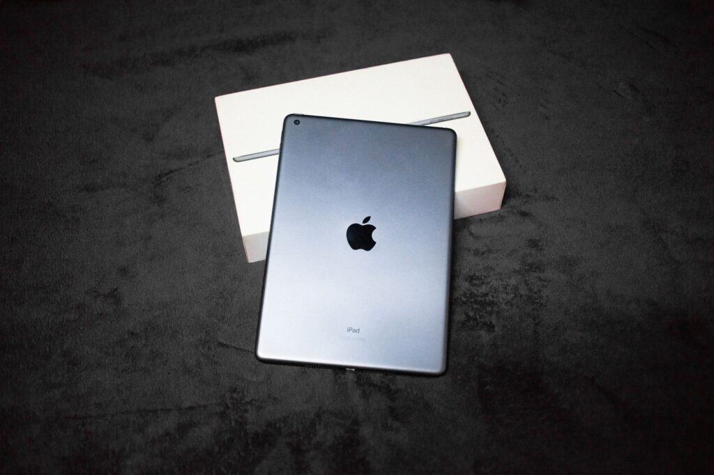 現在の画像: High-quality image of an iPad with a box, perfect for product photography showcasing technology.