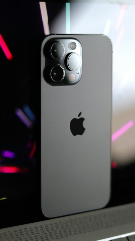 現在の画像: High-quality product photography of a smartphone with a sleek design and reflective surface.