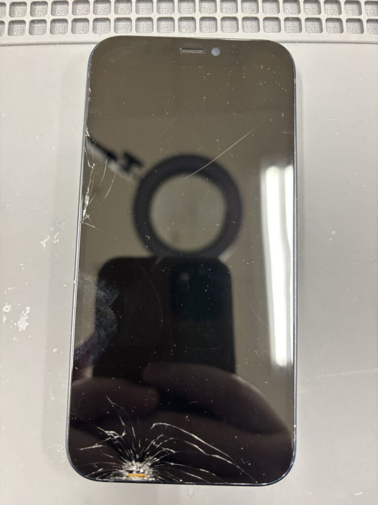 現在の画像に代替テキストがありません。ファイル名: iPhone12-画面割れ.jpeg