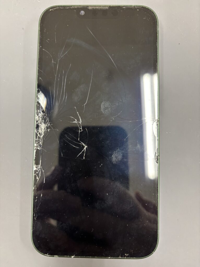 現在の画像に代替テキストがありません。ファイル名: iPhone13-画面割れ-即日修理-1.jpeg