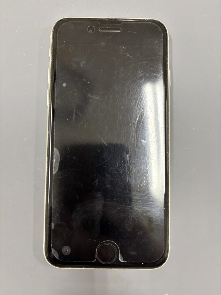 現在の画像に代替テキストがありません。ファイル名: iPhoneSE2-起動しない.jpeg