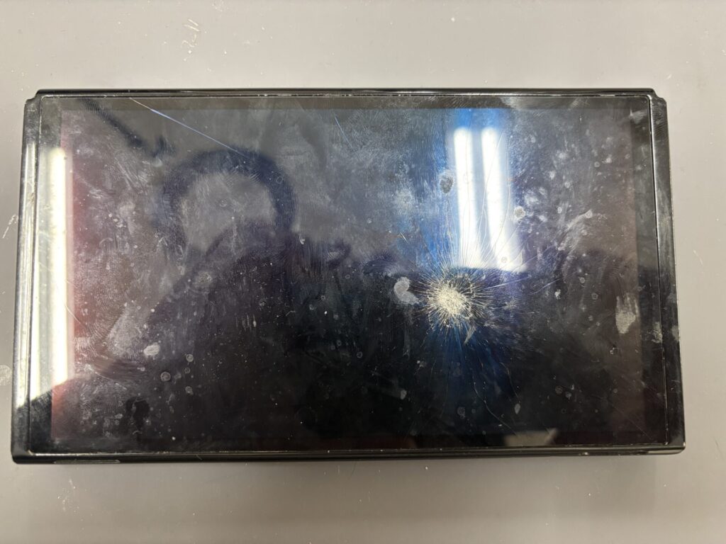 現在の画像に代替テキストがありません。ファイル名: switchの画面割れ.jpeg